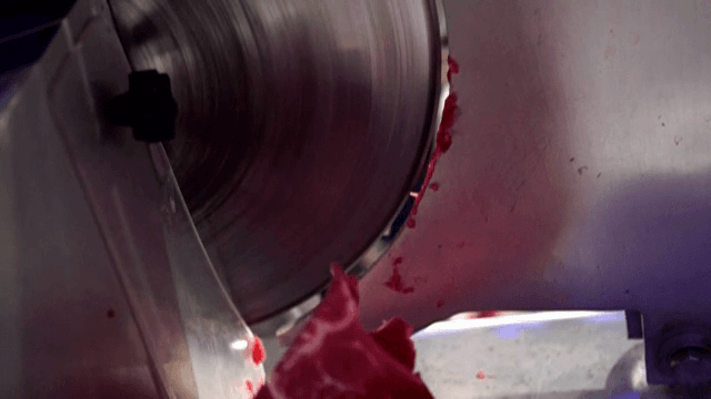 기계로 고기를 자르는 장면