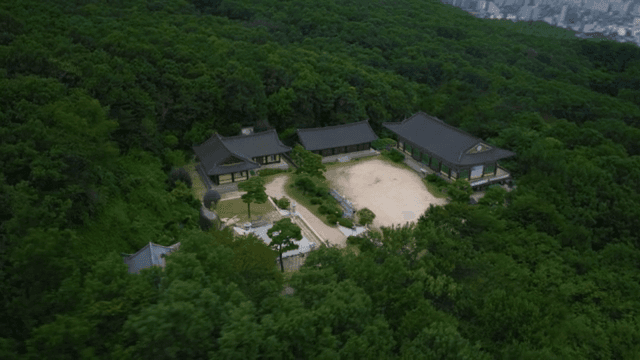 푸른 숲에 둘러싸인 사찰