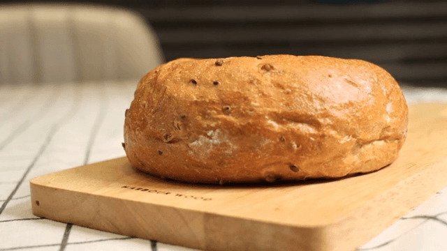 나무 도마 위의 베이글 누르기