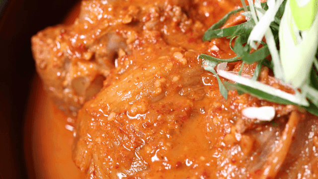 Kimchi stew filling pot