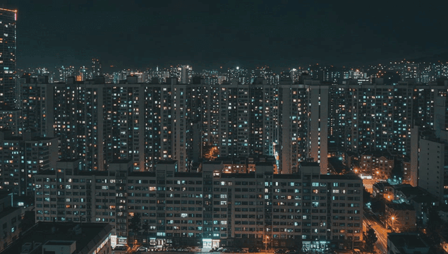 고층 건물이 있는 도시의 야경