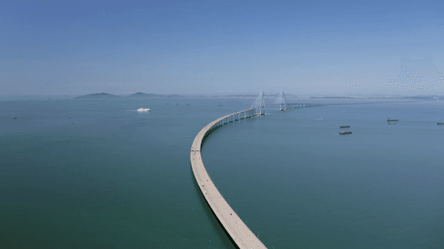 바다 위로 길게 뻗은 다리