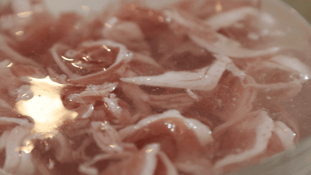Thinly sliced ​​duck meat soaked in water