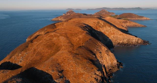 평화로운 해안 언덕과 바다 풍경