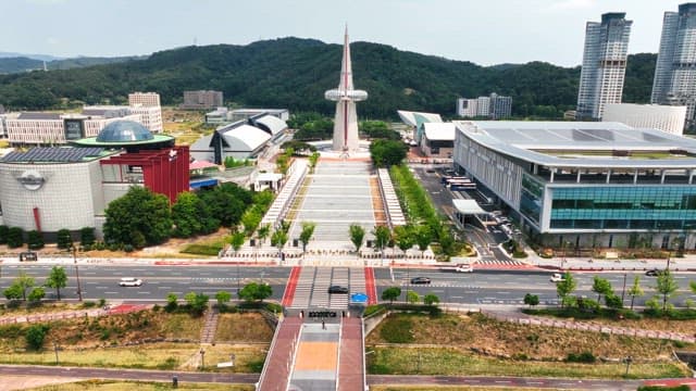 산을 배경으로 한 현대식 뾰족한 탑