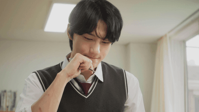 교실에서 볼펜으로 필기하며 집중하는 학생