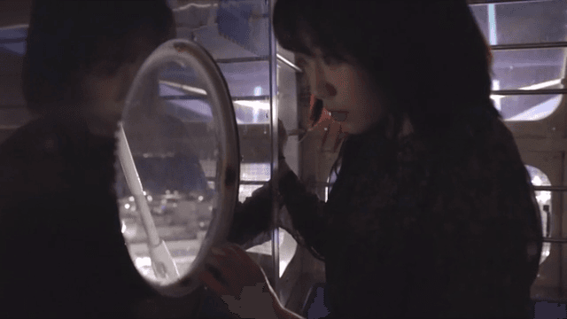 창문을 통해 바라보는 여성