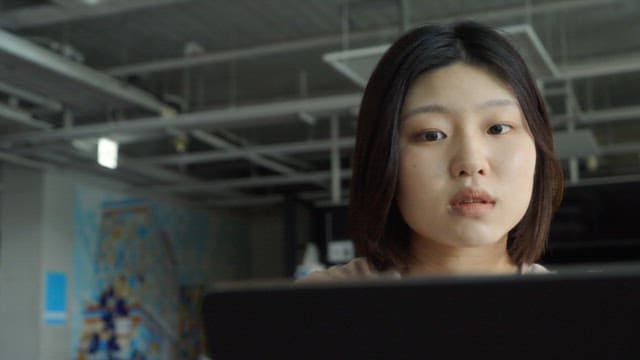 실내에서 태블릿으로 작업하는 여성