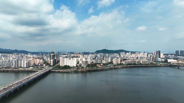 고요한 강이 흐르는 광활한 도시