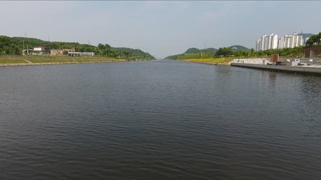 도시 사이를 가로지르는 대형 운하