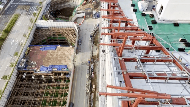 현대 건물 옆의 건설 현장