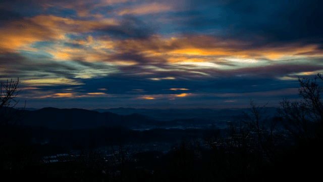 산 위의 일출 풍경