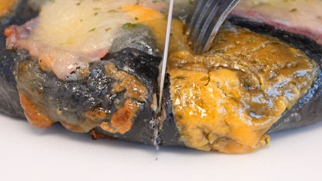 크림 치즈로 속이 꽉 찬 먹음직스러운 먹물빵