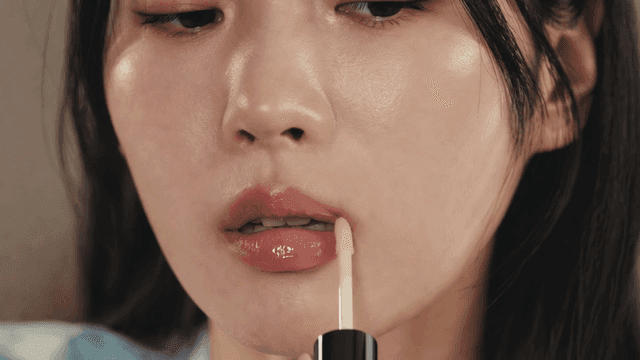 Applying lip gloss with precision