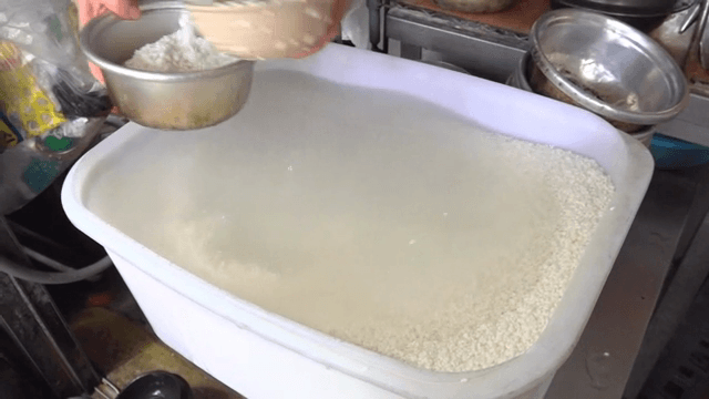 물에 담긴 쌀 건지기