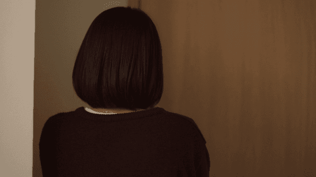 Daughter kicks mom out of room while talking on phone