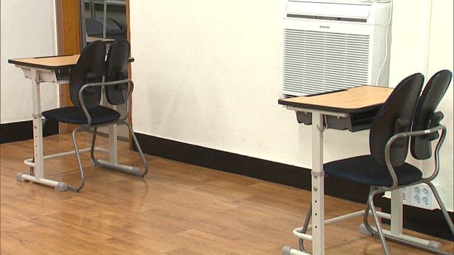 빈 의자와 책상이 있는 교실