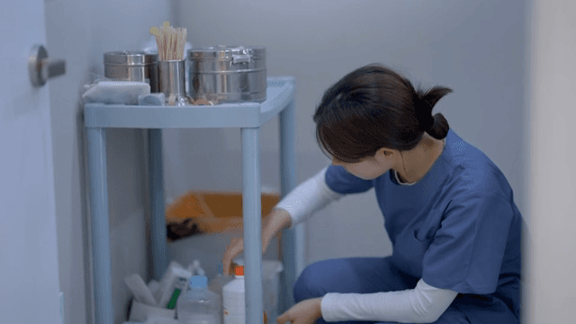 간호사가 의료 용품을 정리하는 모습