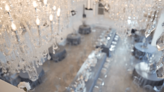 샹들리에가 있는 우아한 연회장