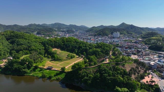 푸른 언덕으로 둘러싸인 아름다운 도시