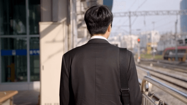 지하철역 플랫폼에서 걷는 직장인 남성의 뒷모습