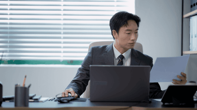 사무실 책상에서 일하는 사업가