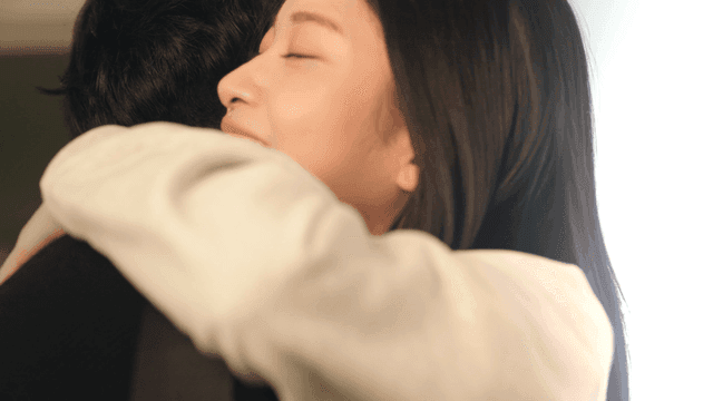 꽃다발을 든 행복한 커플