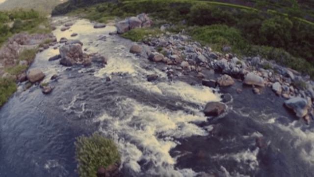 바위 사이로 흐르는 고요한 강