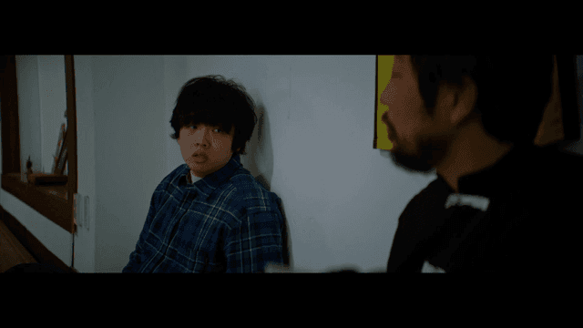 실내에서 대화하는 두 사람