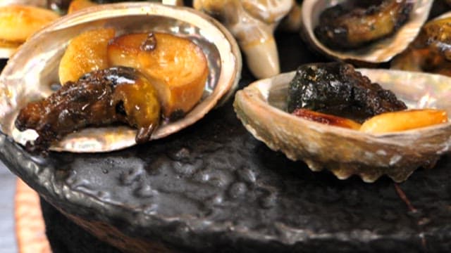 먹음직스럽게 플레이팅된 전복버터구이