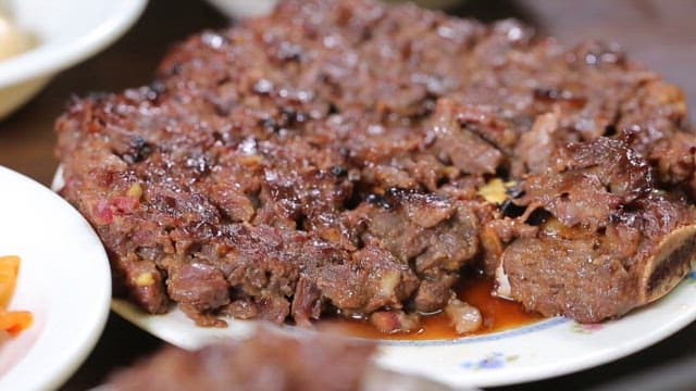 육즙 많은 떡갈비를 올려먹는 밥 한 숟가락