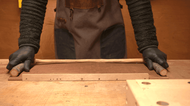 목재 판을 살펴보는 장인