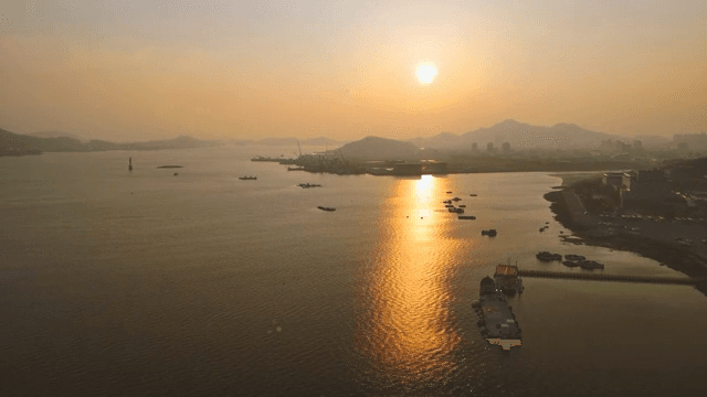 배들이 있는 바다의 일몰 풍경