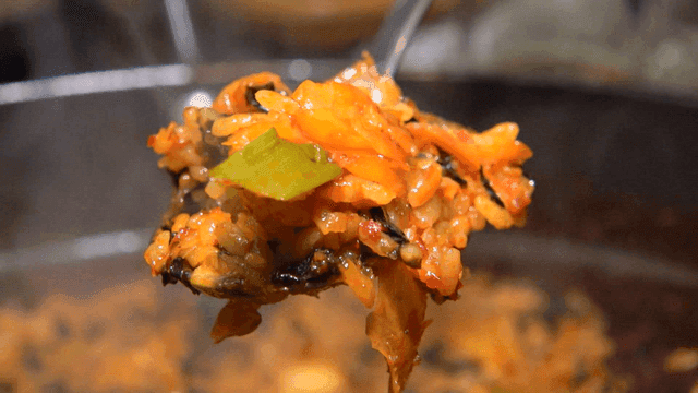 철판에서 비벼진 맵고 새빨간 볶음밥