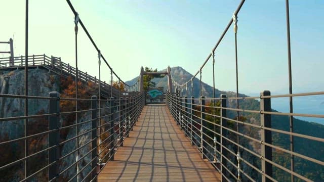 다리 위에서 바라본 산의 평화로운 전망