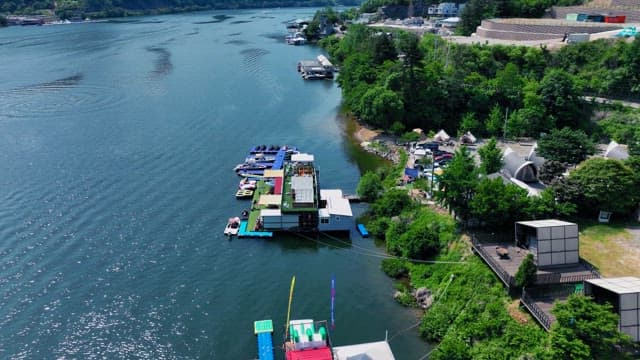 수상 레저를 즐길 수 있는 유선장이 보이는 호숫가