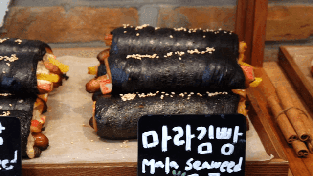 다양한 종류의 진열된 김밥 모양 빵