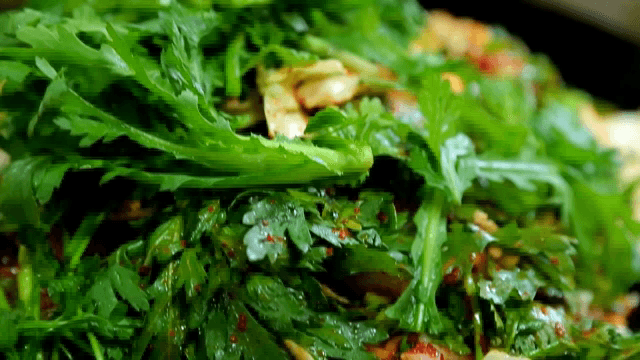 양념된 채소에 쑥갓과 부추가 올라간 모습