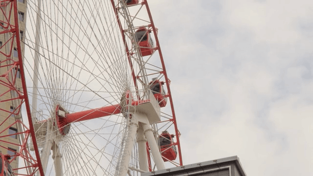 흐린 하늘을 배경으로 한 관람차