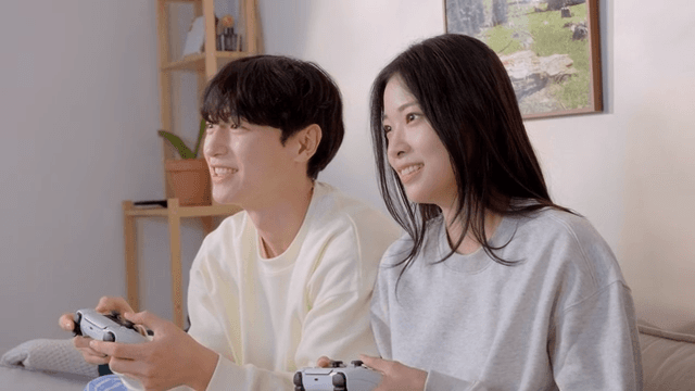 집에서 함께 비디오 콘솔 게임을 즐기는 커플