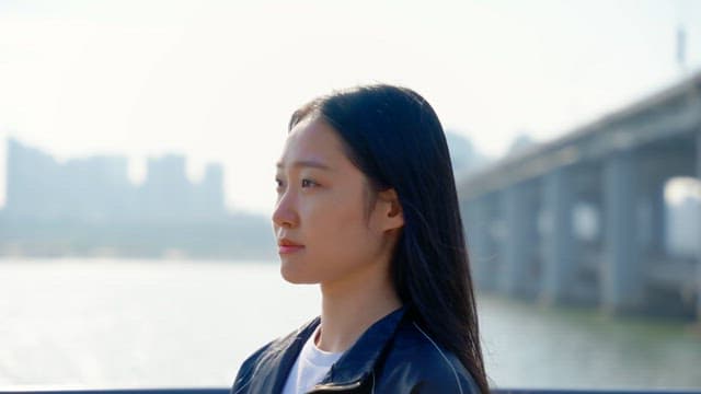 강가에서 머리를 묶는 여성