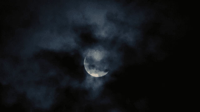 구름에 둘러싸인 초승달