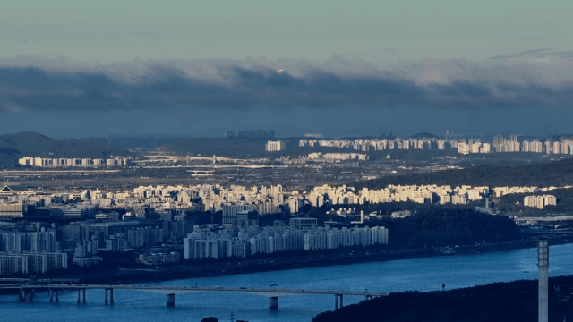 강과 산이 있는 도시 풍경