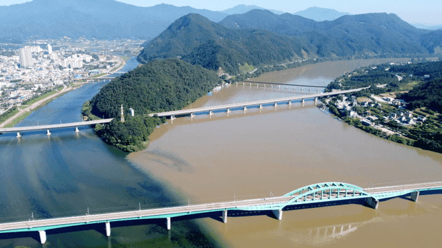 강 위에 다리가 있는 도시