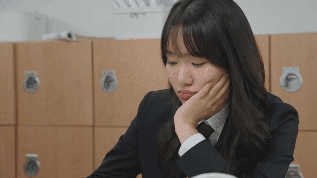 교실에서 생각에 잠긴 학생