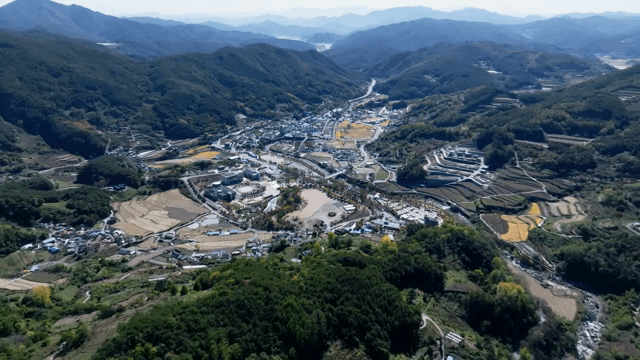 푸른 산과 어우러진 아름다운 마을