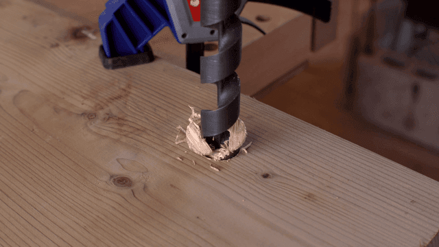 나무 판자에 구멍을 뚫는 모습