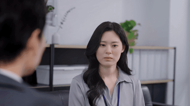 여성이 미소 짓는 사무실 회의