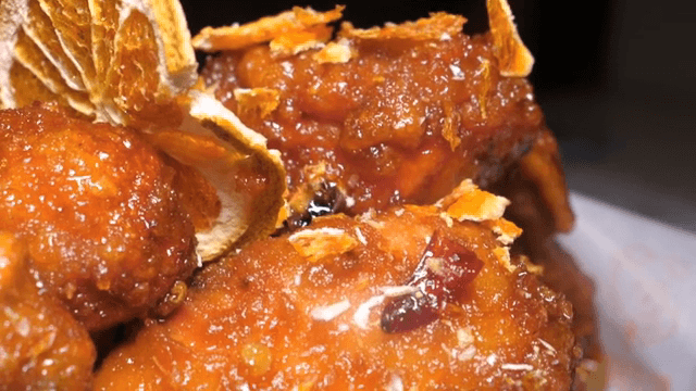 감귤이 토핑된 매콤한 치킨