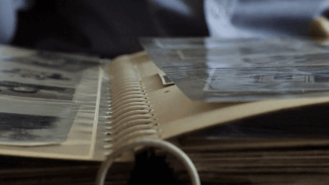 빈티지 사진 앨범을 넘기는 모습